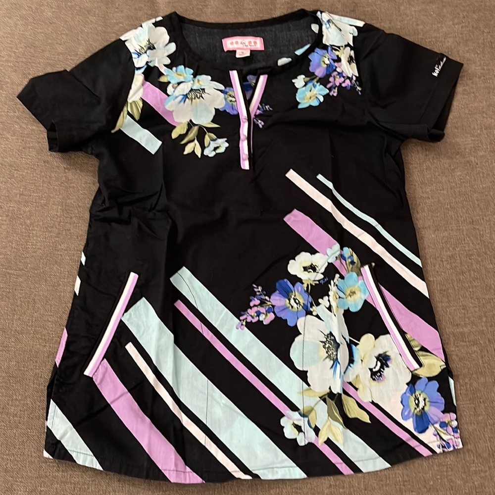 💰3 items for $25 🏷 Women Koi by Kathy Peterson Flower print Scrub Top sz Small